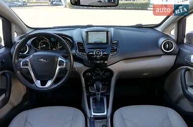 Хэтчбек Ford Fiesta 2016 в 