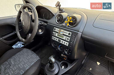 Хэтчбек Ford Fiesta 2005 в 