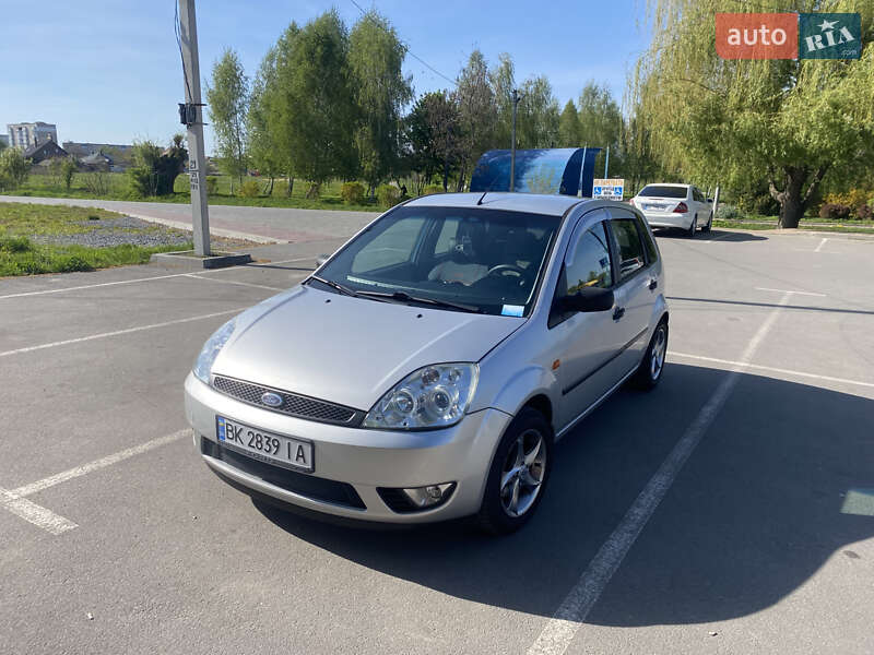 Хэтчбек Ford Fiesta 2002 в 
