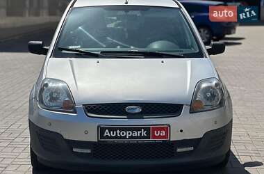 Хэтчбек Ford Fiesta 2005 в 
