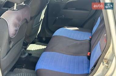 Хэтчбек Ford Fiesta 2005 в 