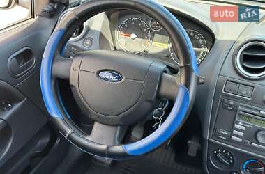 Хэтчбек Ford Fiesta 2005 в 