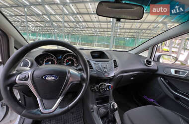 Хэтчбек Ford Fiesta 2016 в 