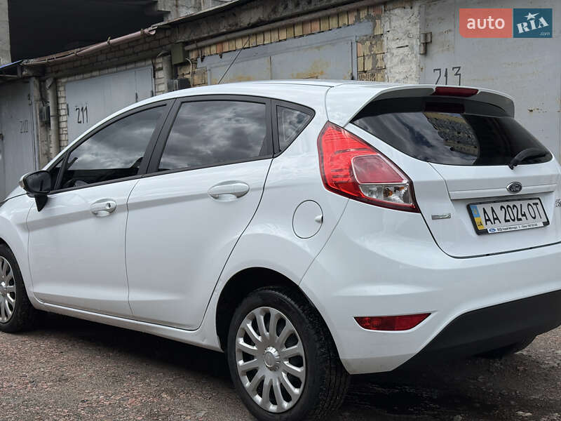 Хетчбек Ford Fiesta 2015 в Києві