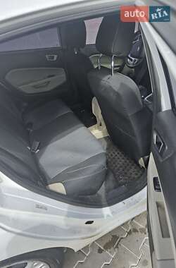 Седан Ford Fiesta 2015 в 
