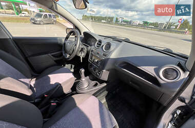 Хэтчбек Ford Fiesta 2006 в 