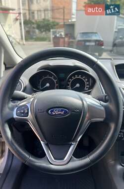 Хэтчбек Ford Fiesta 2016 в 
