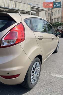 Хэтчбек Ford Fiesta 2016 в 