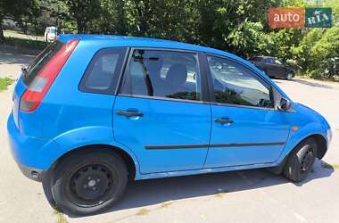 Хэтчбек Ford Fiesta 2005 в 