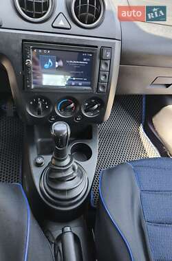 Хэтчбек Ford Fiesta 2005 в 