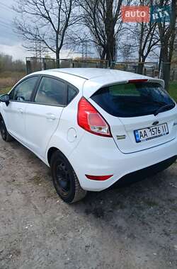 Хэтчбек Ford Fiesta 2016 в 