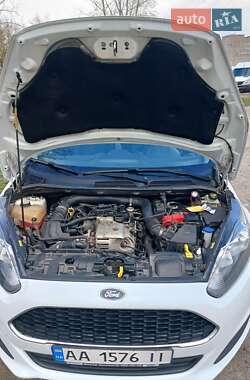 Хэтчбек Ford Fiesta 2016 в 