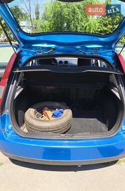 Хэтчбек Ford Fiesta 2005 в 