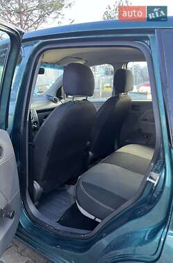 Хэтчбек Ford Fiesta 2002 в 