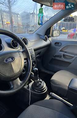 Хэтчбек Ford Fiesta 2002 в 