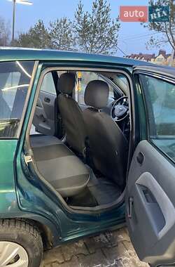 Хэтчбек Ford Fiesta 2002 в 
