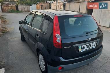 Хэтчбек Ford Fiesta 2006 в 