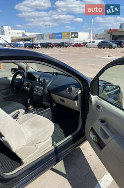 Хетчбек Ford Fiesta 2003 в 