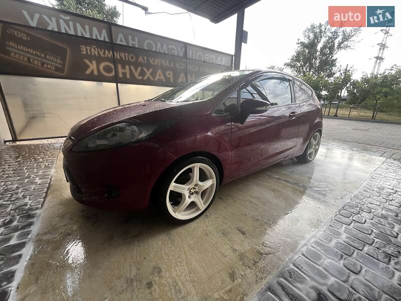 Хетчбек Ford Fiesta 2010 в 