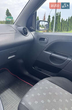 Хэтчбек Ford Fiesta 2004 в 