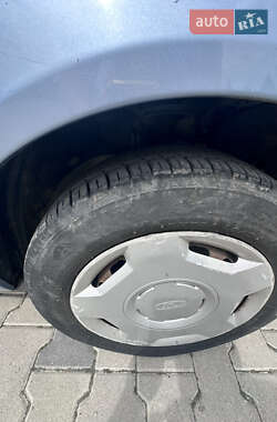 Хэтчбек Ford Fiesta 2004 в 