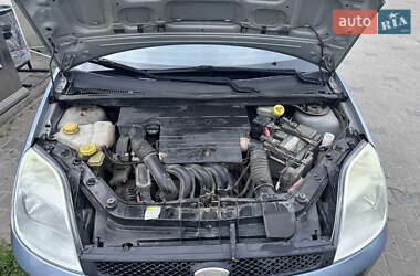 Хэтчбек Ford Fiesta 2004 в 