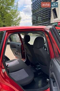Хэтчбек Ford Fiesta 2006 в 