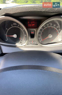 Хэтчбек Ford Fiesta 2011 в 