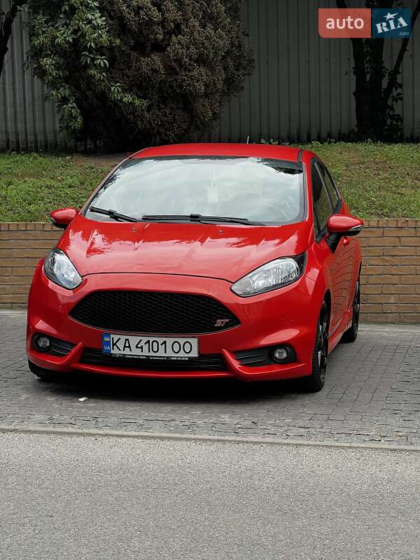 Хэтчбек Ford Fiesta 2016 в 