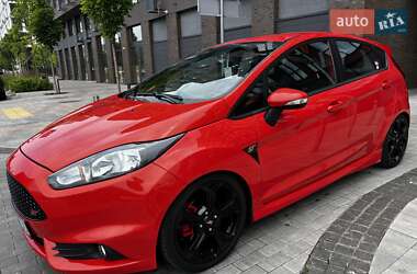 Хэтчбек Ford Fiesta 2016 в 