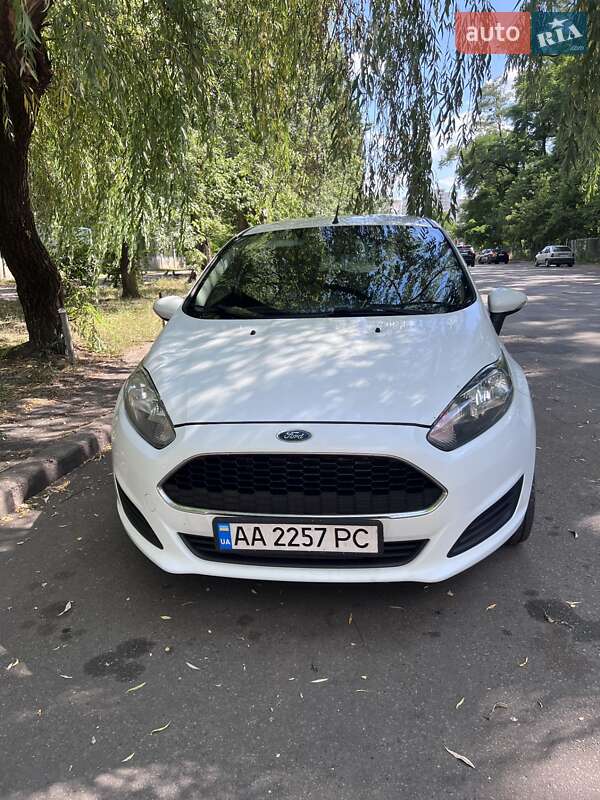 Хэтчбек Ford Fiesta 2016 в Киеве