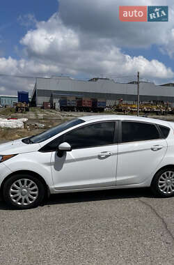 Хэтчбек Ford Fiesta 2015 в 