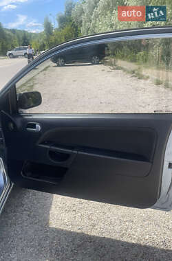 Хэтчбек Ford Fiesta 2005 в 