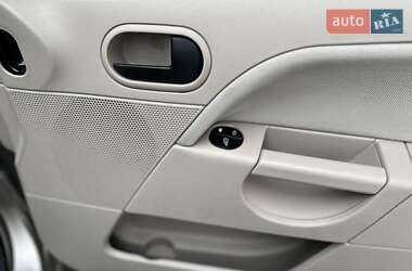Хэтчбек Ford Fiesta 2002 в 