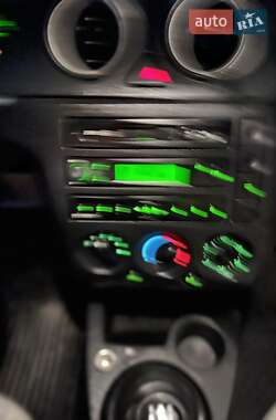 Хэтчбек Ford Fiesta 2002 в 
