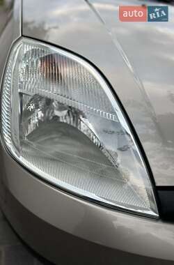 Хэтчбек Ford Fiesta 2002 в 