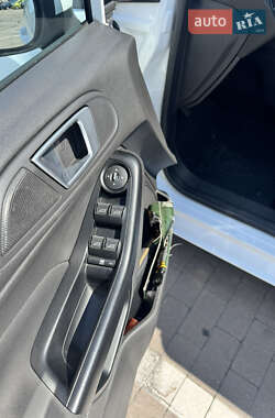 Хэтчбек Ford Fiesta 2013 в 