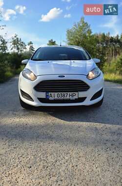 Хэтчбек Ford Fiesta 2015 в 