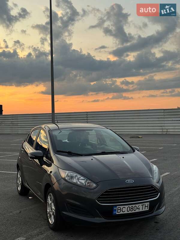 Хэтчбек Ford Fiesta 2016 в 