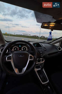 Хэтчбек Ford Fiesta 2016 в 