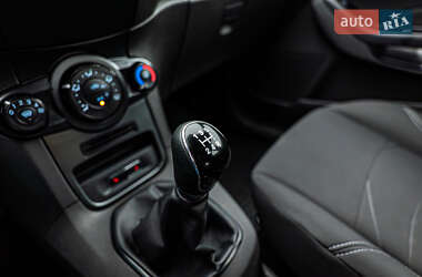Хэтчбек Ford Fiesta 2016 в 