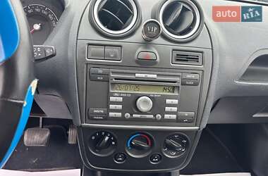 Хэтчбек Ford Fiesta 2006 в 