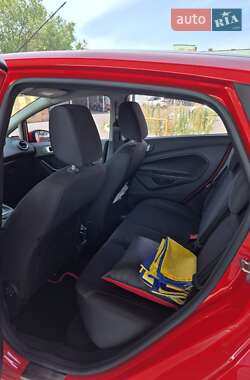 Хэтчбек Ford Fiesta 2015 в 