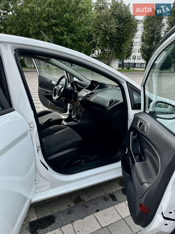 Хэтчбек Ford Fiesta 2015 в Львове