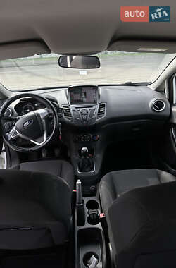 Хэтчбек Ford Fiesta 2015 в 