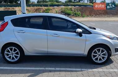 Хэтчбек Ford Fiesta 2016 в 