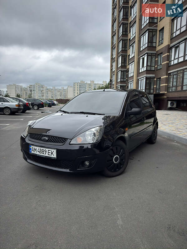 Хэтчбек Ford Fiesta 2006 в 