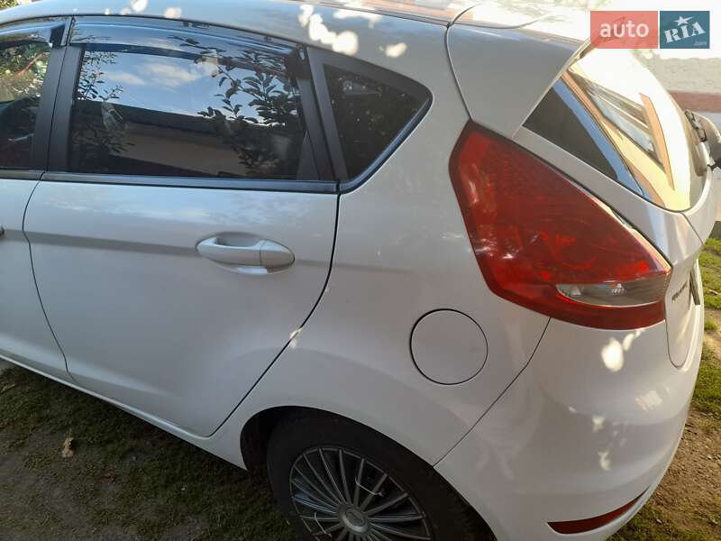 Хэтчбек Ford Fiesta 2010 в Литине