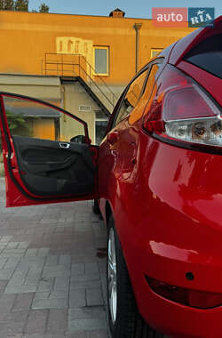 Хэтчбек Ford Fiesta 2015 в 