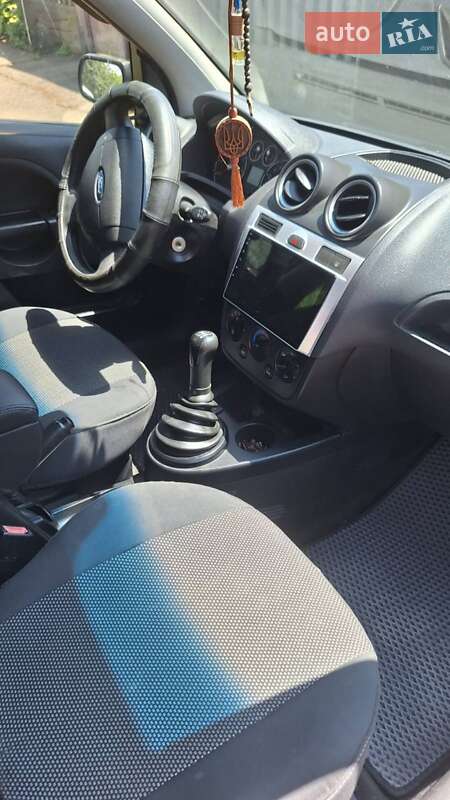 Хетчбек Ford Fiesta 2006 в Нікополі